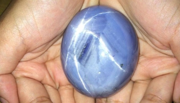 உலகின் முதன்முறையாய் மிகப்பெரிய நீலநிற மாணிக்கக்கல் இலங்கையில் உலகின் முதன்முறையாய் மிகப்பெரிய நீலநிற மாணிக்கக்கல் இலங்கையில்