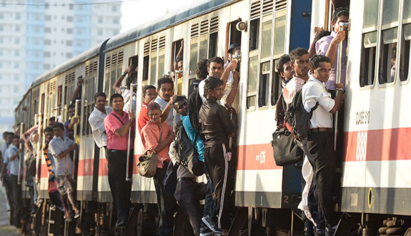 புகையிரதத்தின் மிதிபலகையில் செல்வோருக்கு புகையிரத திணைக்களம் விசேட கோரிக்கை.