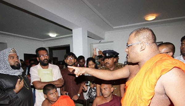 குர்ஆன் அவமதிப்பு வழக்கிற்கு முன்னிலையாக ஞானசார தேரர் நீதிமன்றிற்கு வருகை…