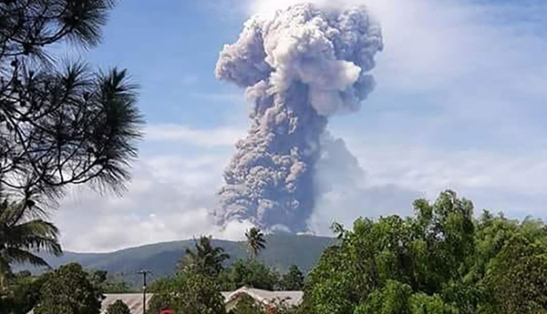 சுனாமி தாக்கிய பகுதியில் எரிமலை வெடிப்பு…