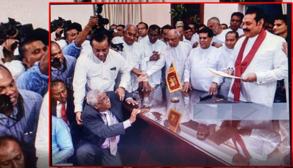 மஹிந்த பதவியேற்க.. பிரதமர் செயலாளர் கீழே விழுந்தாரா.. கெட்ட சகுனமா..