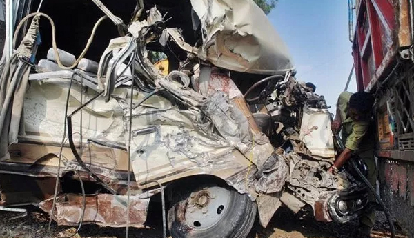 பேருந்துகள் மோதிய விபத்தில் 19 பேர் உயிரிழப்பு…