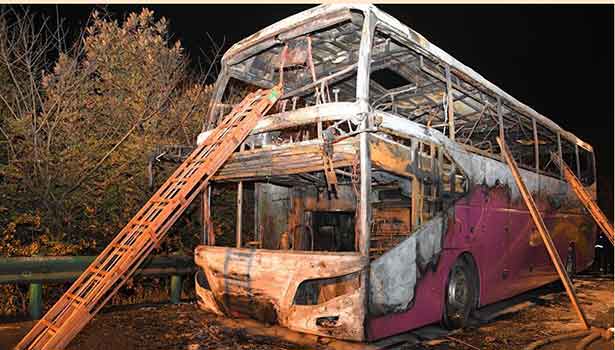 சுற்றுலா சென்ற பேருந்து தீப்பிடித்ததில் 26 பேர் உடல் கருகி உயிரிழப்பு…