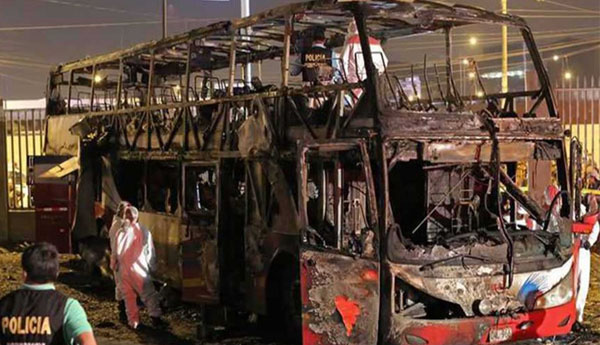 இரட்டை அடுக்கு பேரூந்து தீப்பிடித்த விபத்தில் 20 பேர் உயிரிழப்பு…