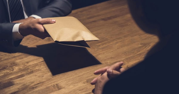 அரச ஊழியர்கள் இலஞ்சம் பெற்றால் ஏழு வருட சிறை