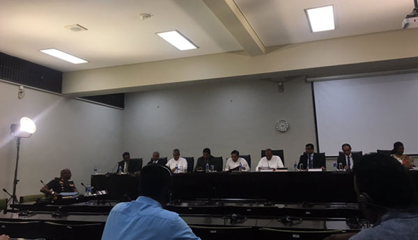 இராணுவத் தளபதி பாராளுமன்ற விசேட தெரிவுக்குழு முன்னிலையில்