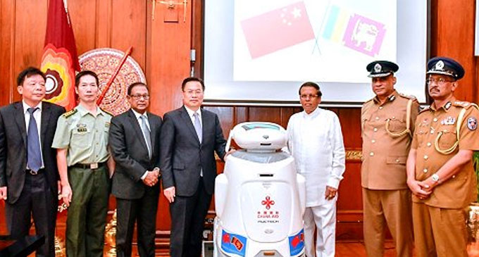 வெடிபொருட்கள் – போதை பொருட்களை இனங்காண 02 ரோபோக்கள்