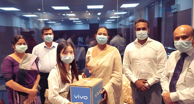 முகக்கவசங்களை சுகாதார அமைச்சுக்கு நன்கொடை வழங்கிய vivo