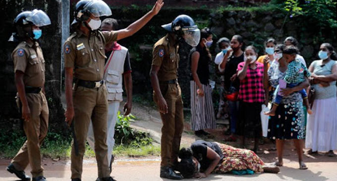 மஹர கலவரம் : மேலும் மூவரின் உடல்கள் அரச செலவில் அடக்கம் மஹர கலவரம் : மேலும் மூவரின் உடல்கள் அரச செலவில் அடக்கம்