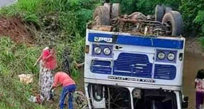 பராக்கிரம வாவிக்குள் பஸ் விழுந்ததில் 23 பேர் காயம் பராக்கிரம வாவிக்குள் பஸ் விழுந்ததில் 23 பேர் காயம்