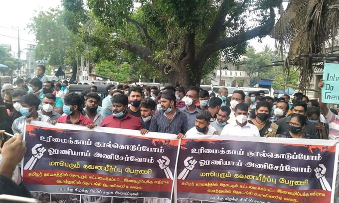 தடைகளை தாண்டி தொடரும் பொத்துவில் – பொலிகண்டி போராட்டப் பேரணி தடைகளை தாண்டி தொடரும் பொத்துவில் – பொலிகண்டி போராட்டப் பேரணி
