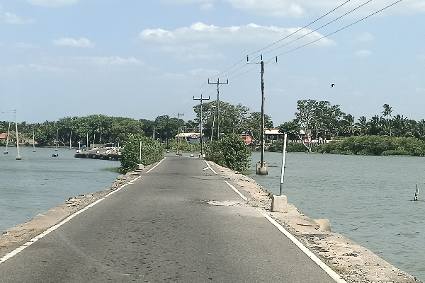 முல்லைத்தீவு – வட்டுவாகல் பாலத்தின் அவலநிலை; கண்டுகொள்வார்களா அதிகாரிகள்..!