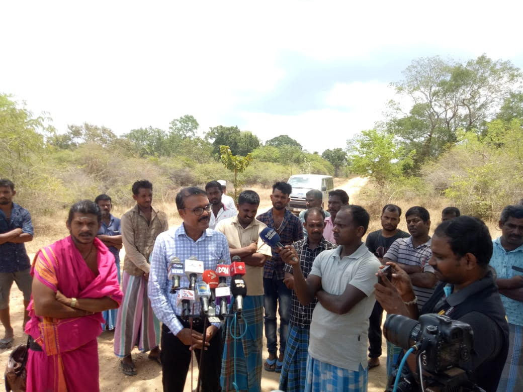 மட்டக்களப்பு எல்லையில் சர்வமத தலைவர்கள் மற்றும் ஊடகவியலாளர்கள் சிறைப்பிடிப்பு..! மட்டக்களப்பு எல்லையில் சர்வமத தலைவர்கள் மற்றும் ஊடகவியலாளர்கள் சிறைப்பிடிப்பு..!