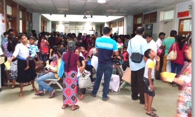 நாடளாவிய ரீதியில் வைத்தியசாலைகளில் அடையாள வேலை நிறுத்தம்..! நாடளாவிய ரீதியில் வைத்தியசாலைகளில் அடையாள வேலை நிறுத்தம்..!