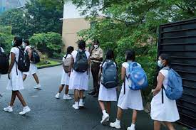 பாடசாலை நேரத்தை காலை 8 மணியிலிருந்து மாலை 4 மணிவரை நீடிப்பதற்கு யோசனை..! பாடசாலை நேரத்தை காலை 8 மணியிலிருந்து மாலை 4 மணிவரை நீடிப்பதற்கு யோசனை..!