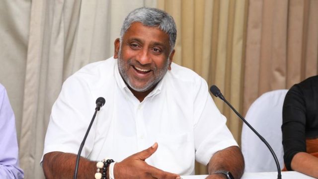 அம்பாறை மாவட்டத்தில் 623 வீடுகளுக்கான வீட்டு உரிமைப் பத்திரங்களை விரைவாக வழங்குமாறு பணிப்புரை..! அம்பாறை மாவட்டத்தில் 623 வீடுகளுக்கான வீட்டு உரிமைப் பத்திரங்களை விரைவாக வழங்குமாறு பணிப்புரை..!