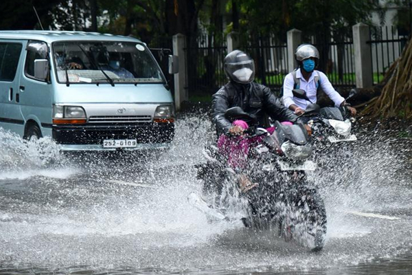 நாட்டில் பெய்துவரும் அடை மழை காரணமாக காலி – மாத்தறை பிரதான வீதி வெள்ளத்தில் மூழ்கியது..!