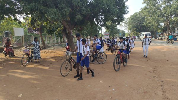 வடக்கு கிழக்கில் ஹர்த்தாலை புறக்கணித்த மாணவர்கள்..! வடக்கு கிழக்கில் ஹர்த்தாலை புறக்கணித்த மாணவர்கள்..!