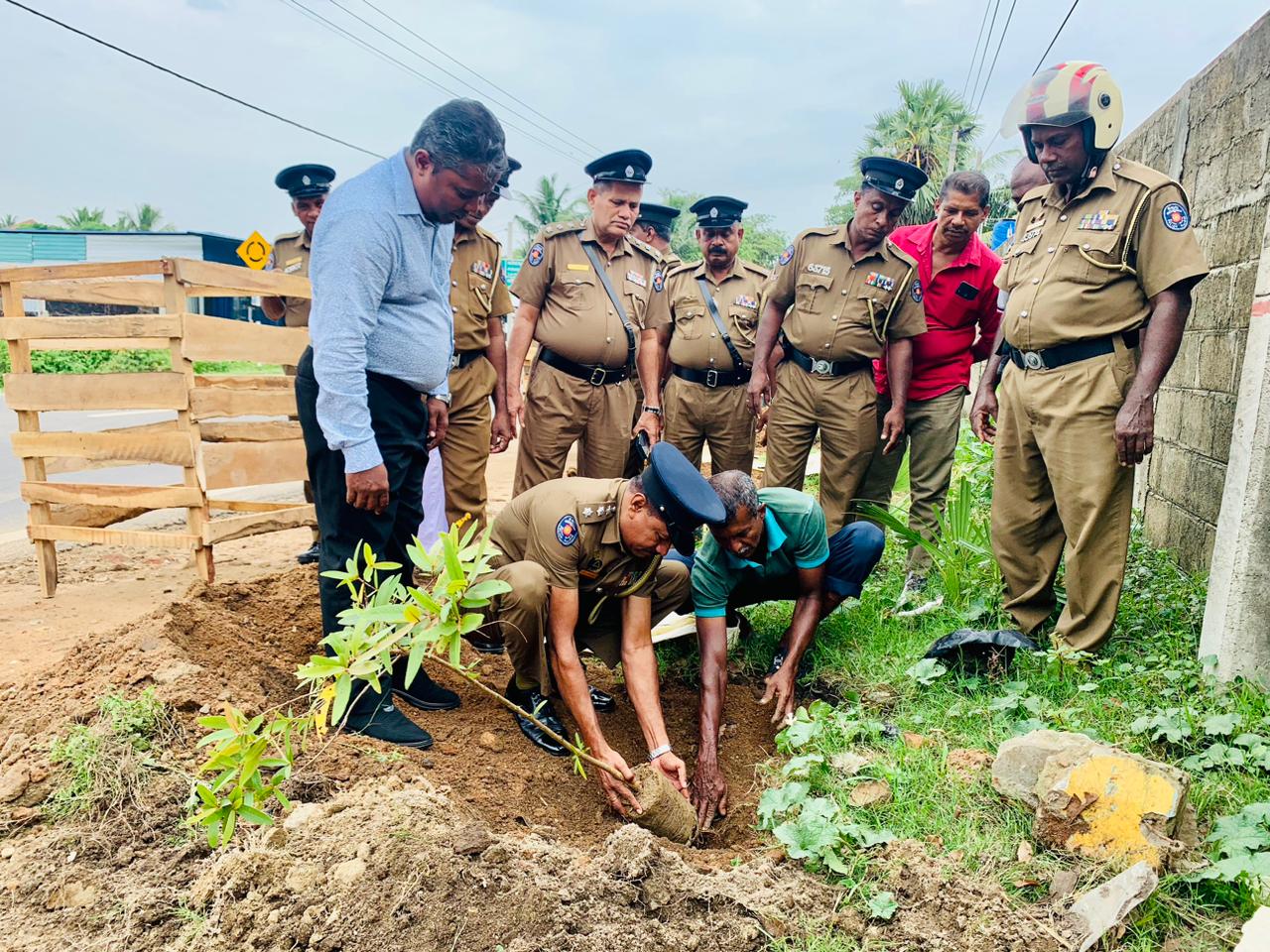 சம்மாந்துறை பொலிஸாரினால் மர நடுகை வேலைத்திட்டம் ஆரம்பம்..! சம்மாந்துறை பொலிஸாரினால் மர நடுகை வேலைத்திட்டம் ஆரம்பம்..!