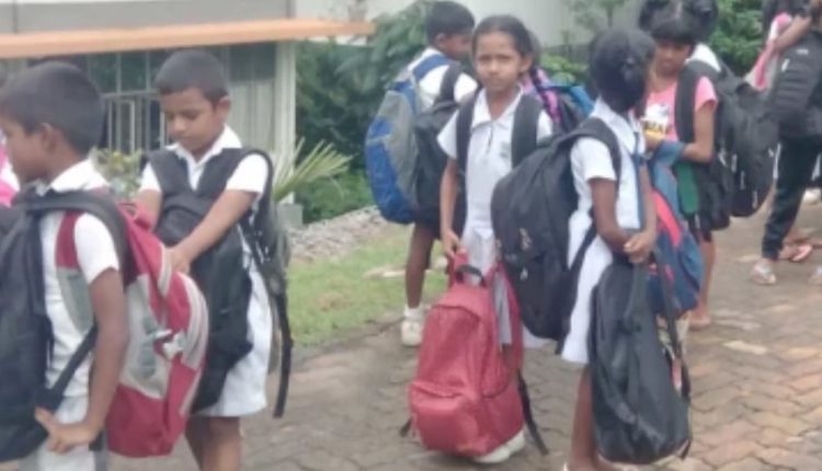 தென் மாகாணத்தில் கடும் மழை – பாடசாலைகளை மூட உத்தரவு – பல பகுதிகளில் வெள்ளம்..! தென் மாகாணத்தில் கடும் மழை – பாடசாலைகளை மூட உத்தரவு – பல பகுதிகளில் வெள்ளம்..!