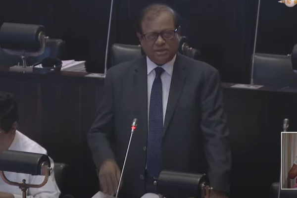 மாணவர்களுக்கு லஞ்ச் ஷீட்டை உண்ண கொடுத்த அதிபருக்கு இடமாற்றம் – கல்வி அமைச்சர்..! மாணவர்களுக்கு லஞ்ச் ஷீட்டை உண்ண கொடுத்த அதிபருக்கு இடமாற்றம் – கல்வி அமைச்சர்..!