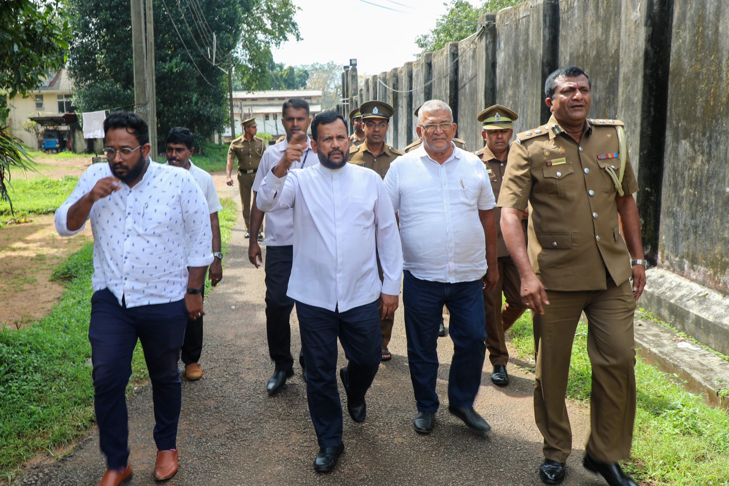 “மஹர சிறைச்சாலை பள்ளியை மீளத்திறக்க ஜனாதிபதி நடவடிக்கை எடுக்க வேண்டும்” – பள்ளிவாசல் வளாகத்துக்கு விஜயம் செய்த மக்கள் காங்கிரஸ் தலைவர் ரிஷாட் வலியுறுத்து..!