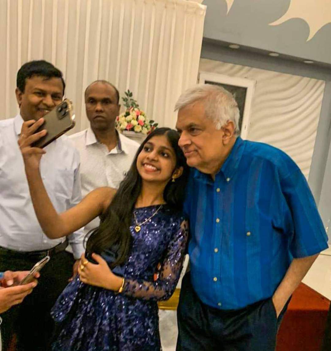 இந்தியாவின் ஜீ தமிழ் சரிகமப நிகழ்வின் வெற்றியாளர் கில்மிஷாவை நேரில் அழைத்து பாராட்டி செல்பியும் எடுத்த ஜனாதிபதி ரணில்..!