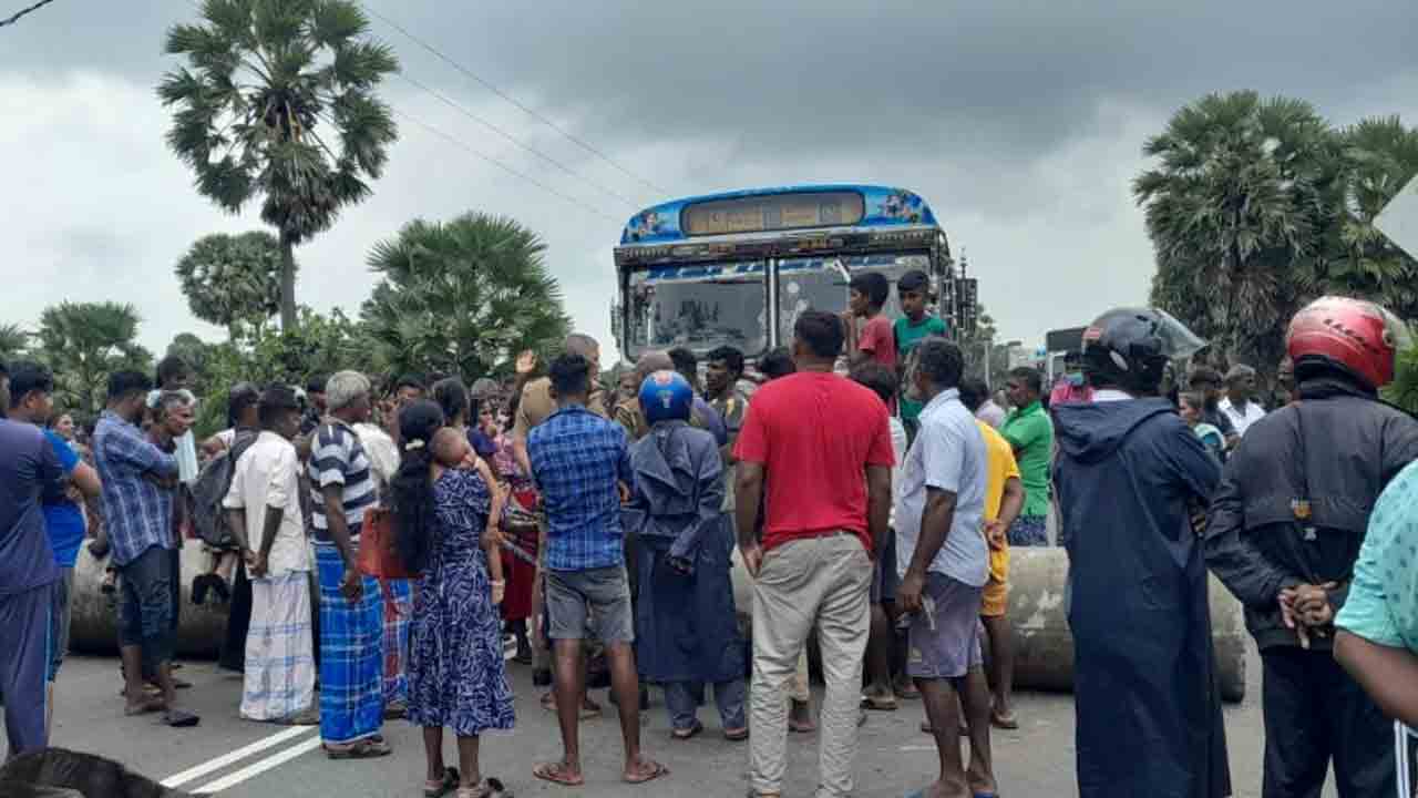 மன்னாரில் வெள்ள நீரை வெளியேற்றக் கோரி போராட்டம்