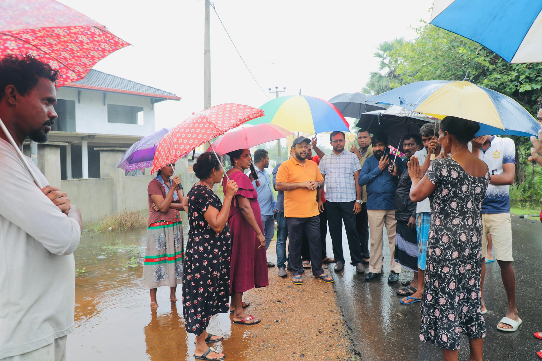 மன்னார் மாவட்டத்தில் வெள்ளத்தினால் பாதிக்கப்பட்ட மக்களை நேரில் சென்று பார்வையிட்ட ரிஷாட் எம்.பி;  மன்னார் மாவட்ட அரசாங்க அதிபருடனும் கலந்துரையாடல்!