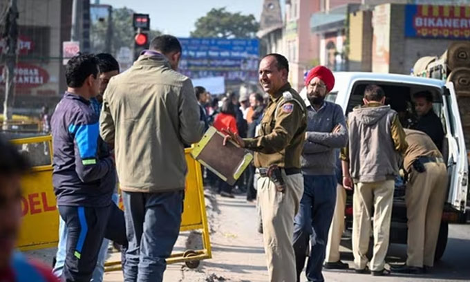 வெடிகுண்டு மிரட்டல் காரணமாக இந்தியாவில் 40 பாடசாலைகளுக்கு பூட்டு