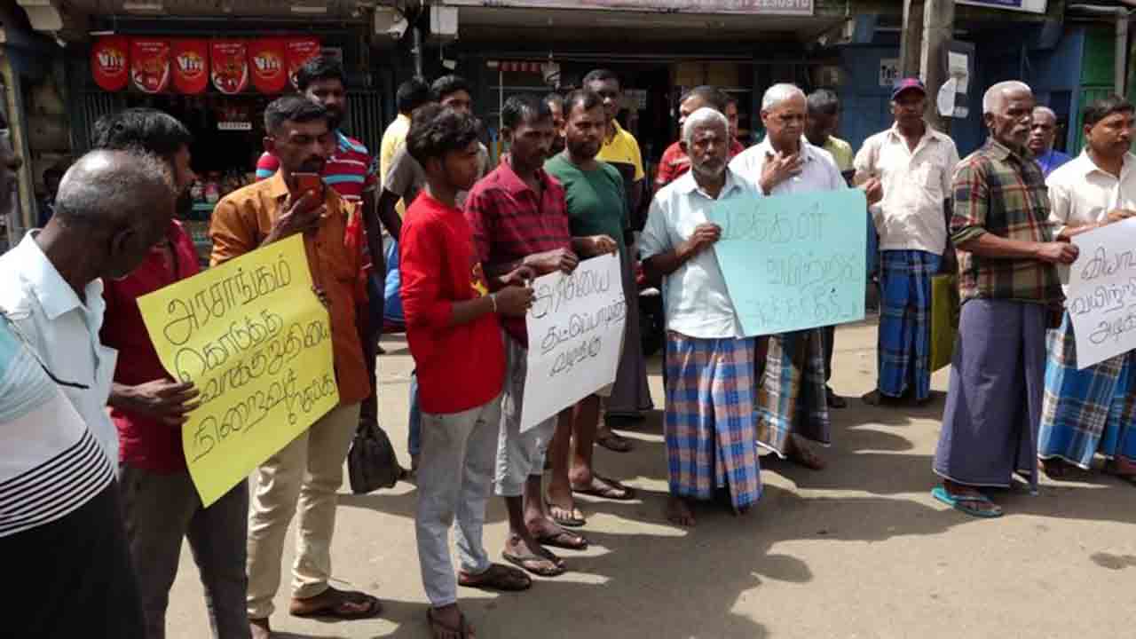 அரிசி கோரி வீதிக்கிறங்கிய வர்த்தகர்கள்