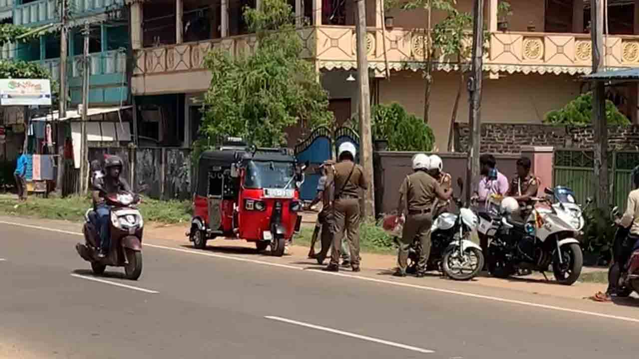 பொலிஸார் முன்னிலையில் சாரதி செய்த காரியம்
