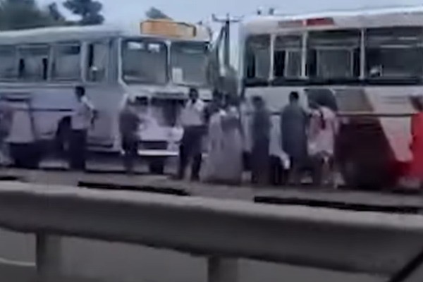 அதிவேக வீதியில் மதிய உணவை உட்கொள்ட மே தின கூட்டங்களுக்கு சென்றவர்கள் அதிவேக வீதியில் மதிய உணவை உட்கொள்ட மே தின கூட்டங்களுக்கு சென்றவர்கள்