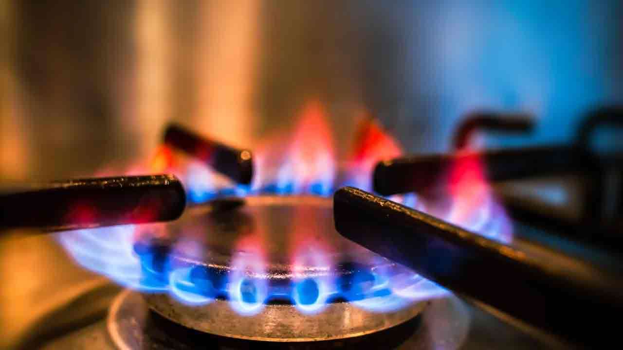 குறைந்தது கேஸ் சிலிண்டர் விலை குறைந்தது கேஸ் சிலிண்டர் விலை