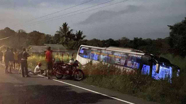 அம்பாறை – மகியங்கனை வீதியில் சொகுசு பஸ் விபத்து அம்பாறை – மகியங்கனை வீதியில் சொகுசு பஸ் விபத்து