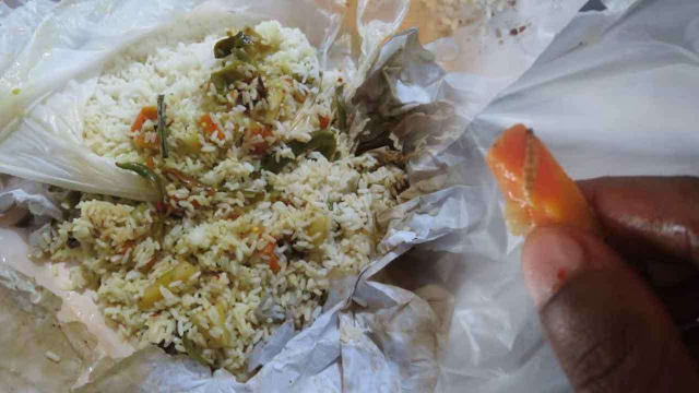 சட்டத்தரணி வாங்கிய மதிய உணவு பொதியில் புழு! சட்டத்தரணி வாங்கிய மதிய உணவு பொதியில் புழு!