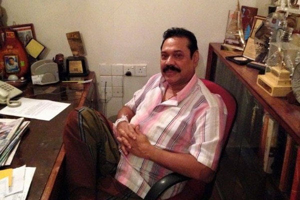 மகிந்தவுக்கு அவசர சத்திர சிகிச்சை : அவரின் வீட்டில் குவியும் அரசியல்வாதிகள் மகிந்தவுக்கு அவசர சத்திர சிகிச்சை : அவரின் வீட்டில் குவியும் அரசியல்வாதிகள்