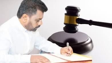 ஜனாதிபதி மன்னிப்பு சர்ச்சை: கைதி நீதிமன்றத்தில் எதிர்பாராத தோற்றம் ஜனாதிபதி மன்னிப்பு சர்ச்சை: கைதி நீதிமன்றத்தில் எதிர்பாராத தோற்றம்