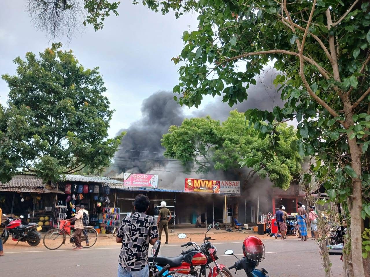 முல்லைத்தீவு மாவட்ட பொது வைத்தியசாலைக்கு முன்னுள்ள கடைகளில் தீ பரவல் முல்லைத்தீவு மாவட்ட பொது வைத்தியசாலைக்கு முன்னுள்ள கடைகளில் தீ பரவல்
