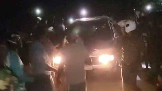 வவுனியா சம்பவத்தில் காயமடைந்த 5 பொலிஸார் வைத்தியசாலையில் அனுமதி வவுனியா சம்பவத்தில் காயமடைந்த 5 பொலிஸார் வைத்தியசாலையில் அனுமதி
