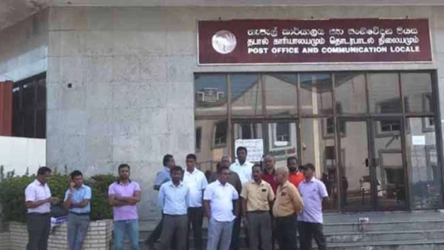 சத்தியாகிரகத்தை ஆரம்பித்த தபால் ஊழியர்கள் சத்தியாகிரகத்தை ஆரம்பித்த தபால் ஊழியர்கள்